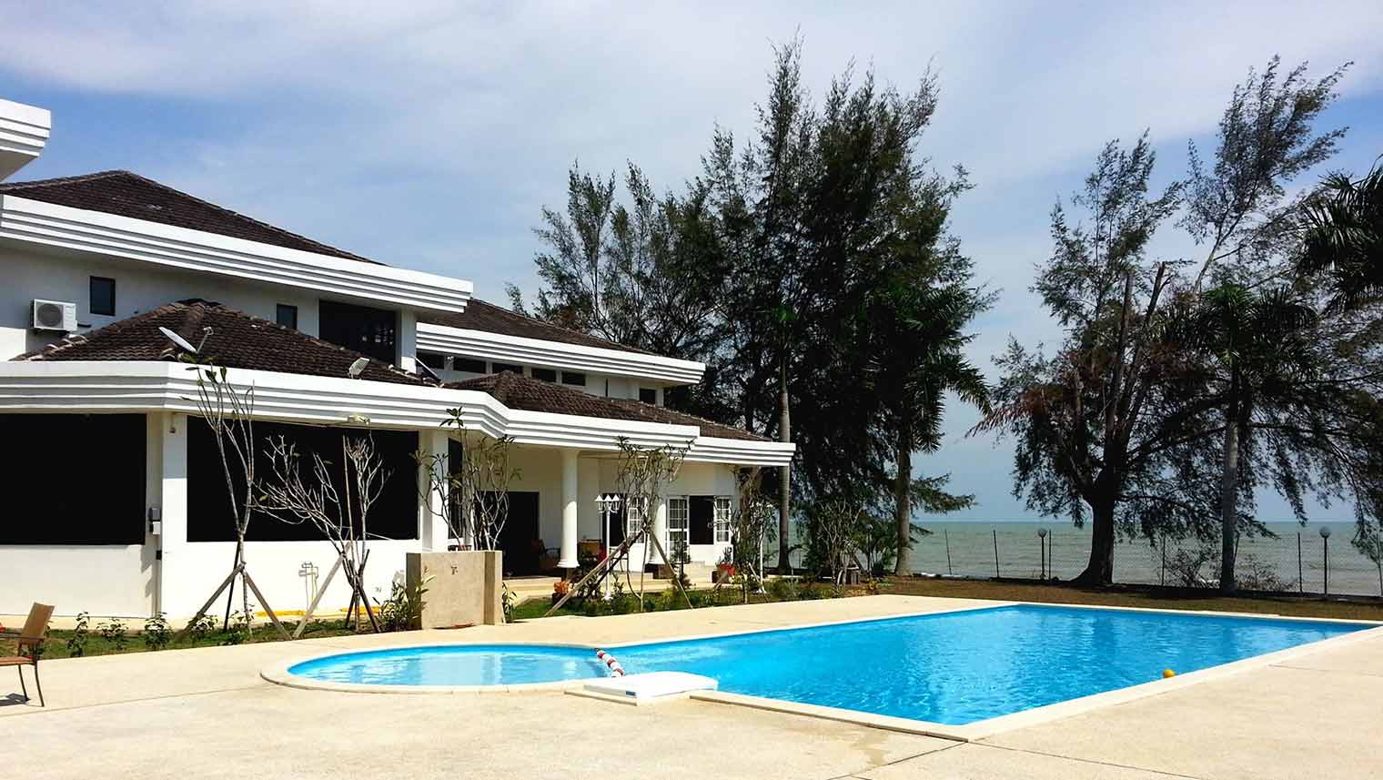 Modern Swimming Pool Designs to Upgrade Your Outdoors Ambience