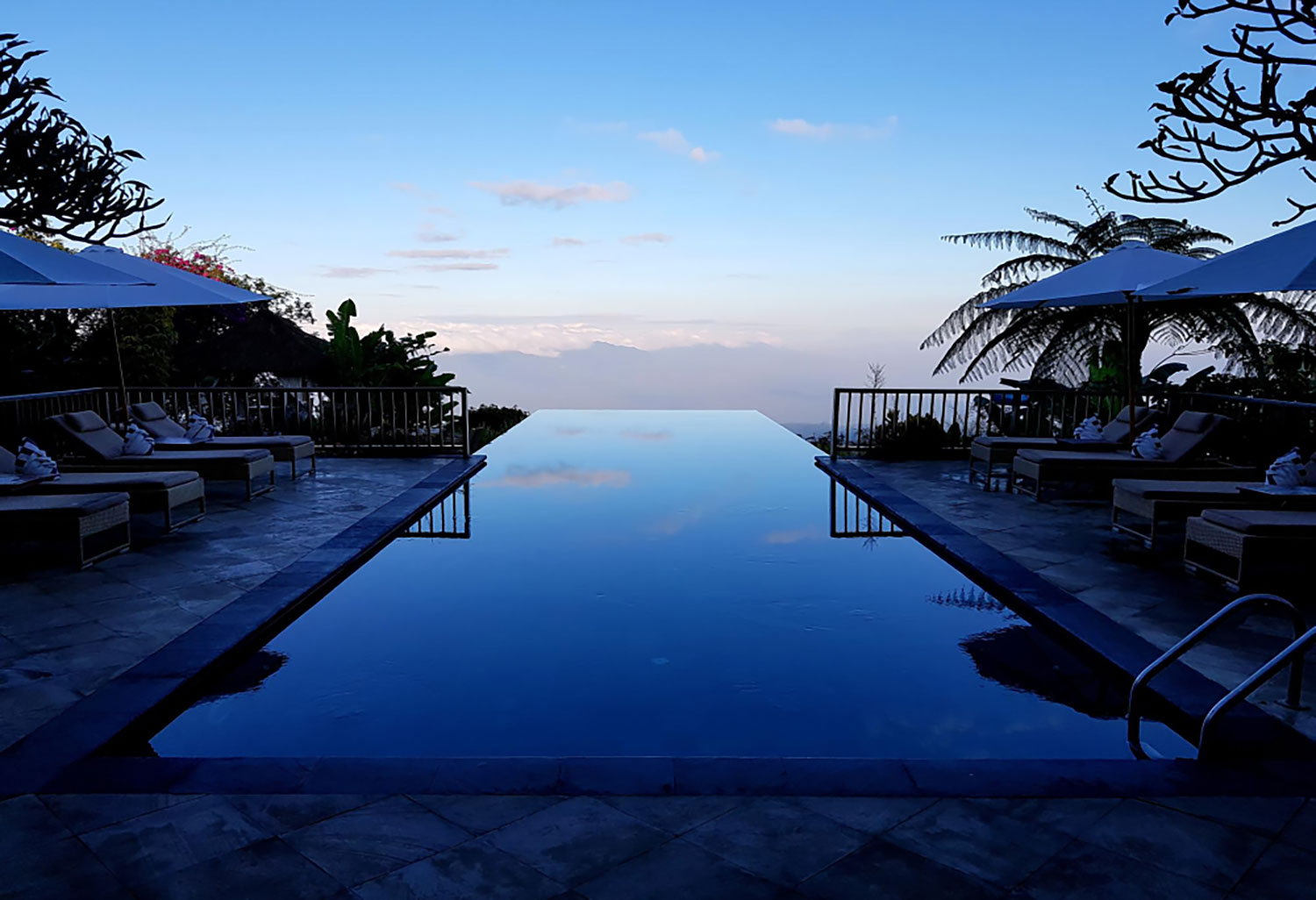 Why Infinity Pools Are Trending in Resort Construction